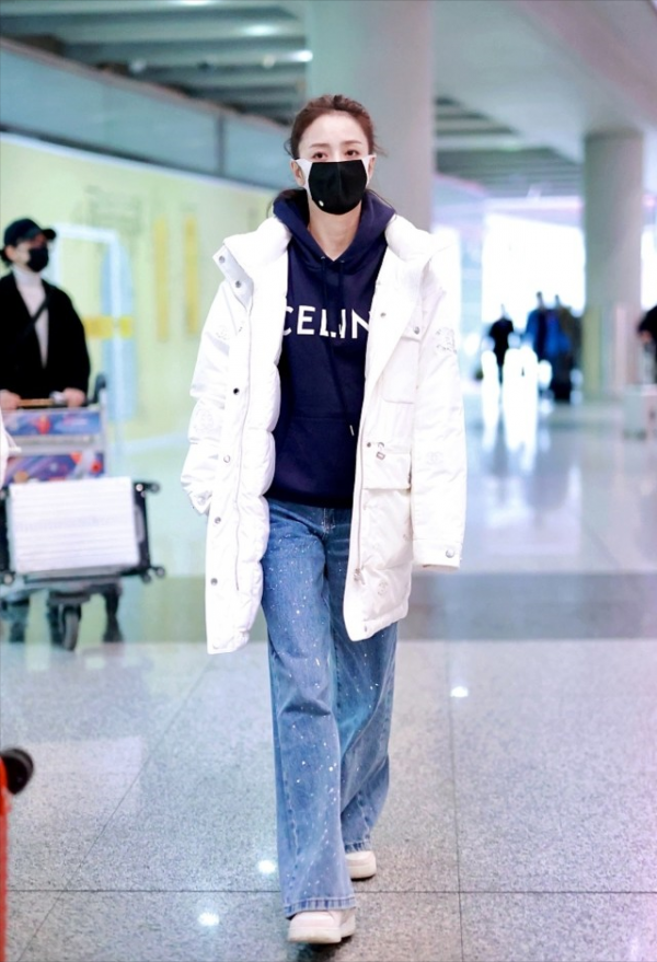 佟麗婭越穿越年輕了，這三組搭配時髦減齡，造型看著就很舒服