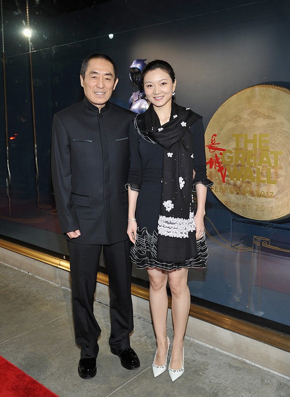 張藝謀小31歲嬌妻挺有“闊太範”，身穿灰裙挺大氣，看著真富態