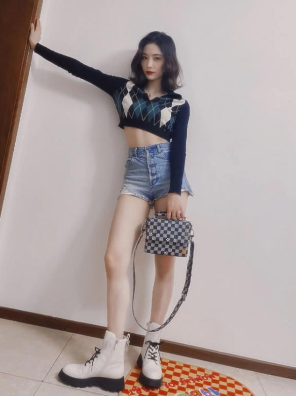 許佳琪的“愛豆腰”有多細？最小碼牛仔褲還扎雙腰帶，不料成焦點