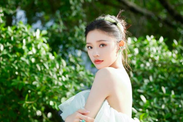 大灣區中秋晚會:溫碧霞露肩撩人,趙麗穎又仙又欲,舒淇驚豔全場 大灣區中秋晚會:溫碧霞露肩撩人,趙麗穎又仙又欲,舒淇驚豔全場