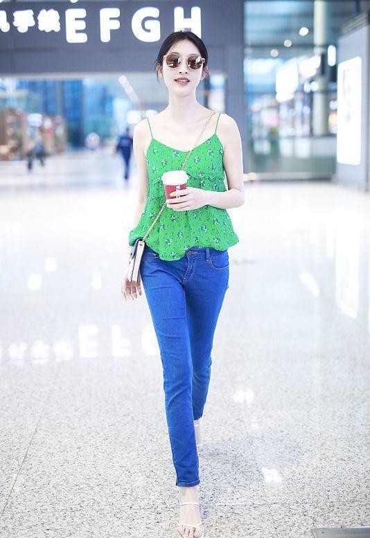 張儷的造型看著真清涼，一襲綠白格子吊帶裙，膚色白皙氣質好文藝