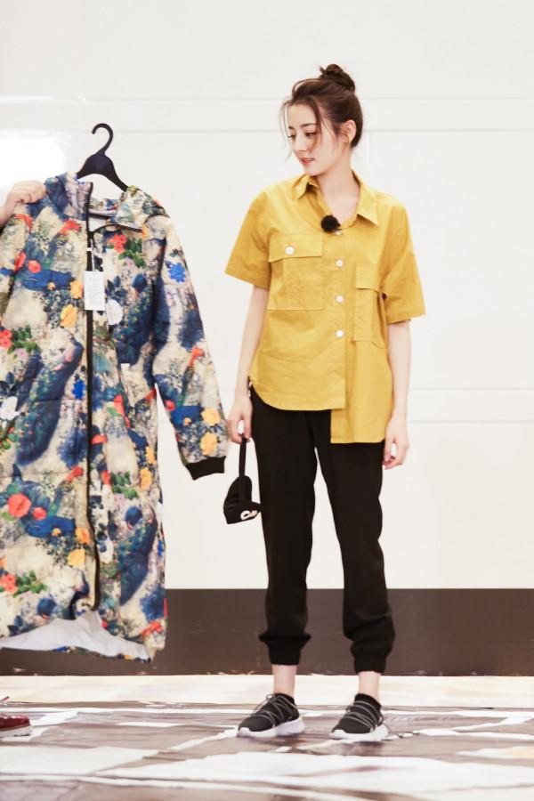 黃色系的迪麗熱巴