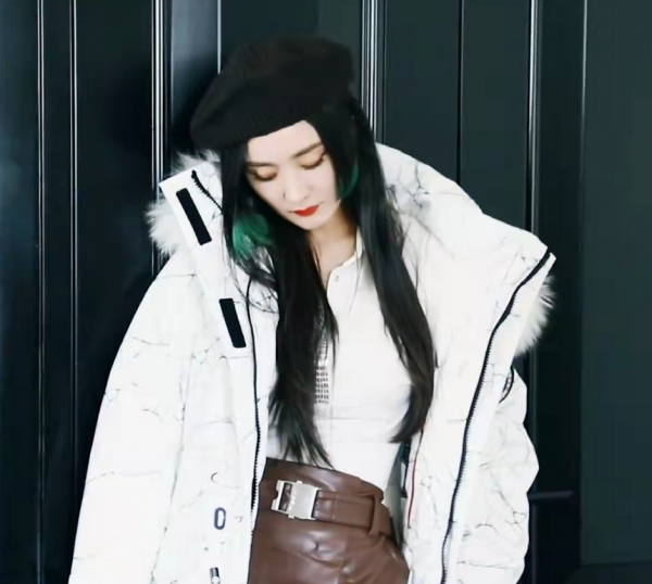 楊冪引領新風潮!挑染公主切配貝雷帽造型封神,美腿秀得停不下來 楊冪引領新風潮!挑染公主切配貝雷帽造型封神,美腿秀得停不下來