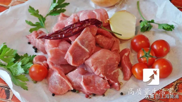 冰箱拿出來的凍肉，千萬​不要拿水泡著化，教你1個訣竅，化完彈嫩又多汁