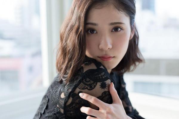 26歲就“發腮”了，是因為她剛出道時太“水靈”了嗎？