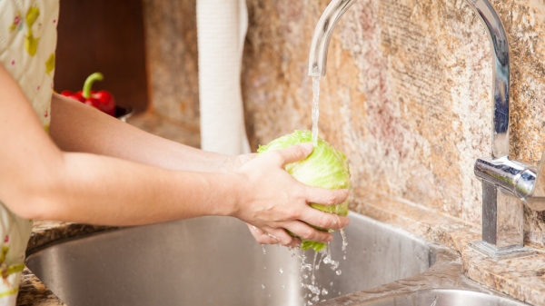 美國小夥認為中國落後破敗，來到中國一探究竟，結果不願再回美國