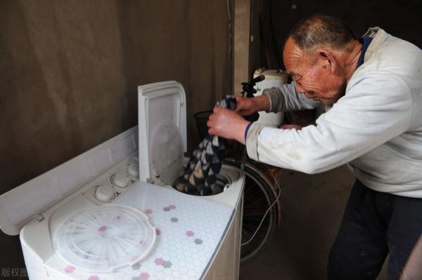 62歲老人的無奈哭訴：我寧可成為一個不孝子，也希望父親早日離去