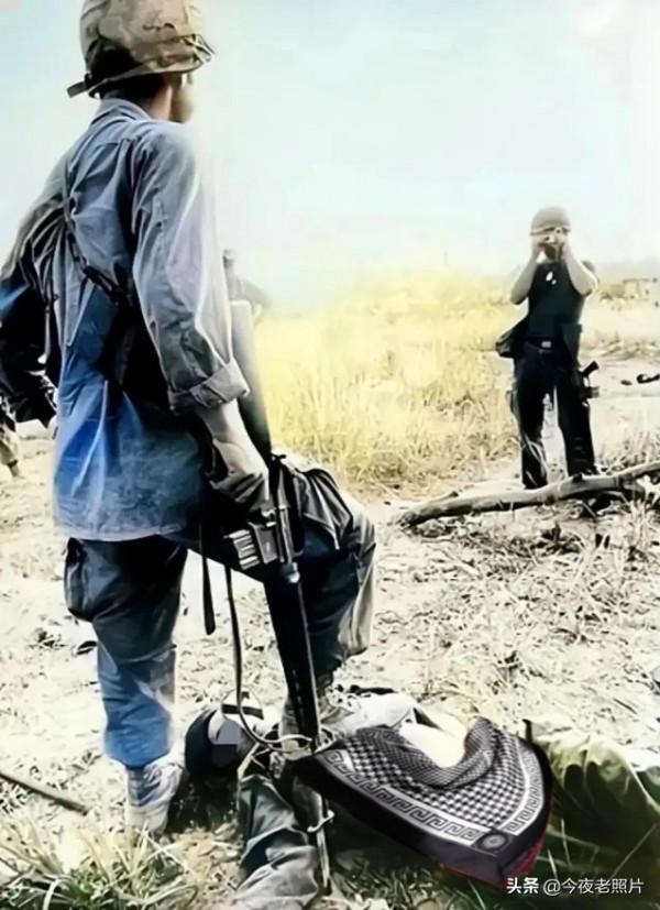 老照片：希特勒穿日軍送的和服，美軍腳踩死亡的女兵，用牙拉箭