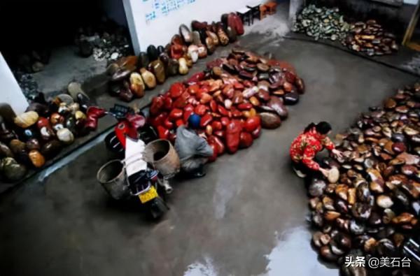 徒步新疆的路邊，撿到一塊3噸重的石頭，專家說價值450萬