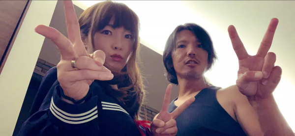 34歲辣媽狂賺2億買9000W豪宅！浴室放庭院、老公帶娃做家務：快樂