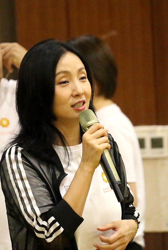 陶虹的生圖還是很美的，穿很普通的白色服裝，依舊看不出真實年紀