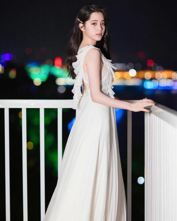 歐陽娜娜白色長裙仙氣滿滿 歐陽娜娜白色長裙仙氣滿滿