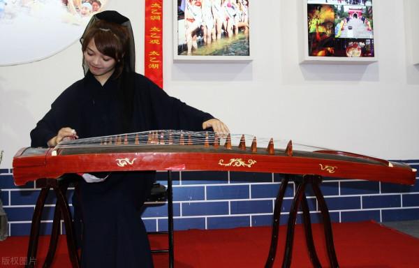 國人當醒：愛因斯坦楊振寧的論斷，講清了我國自然科學落後的根源