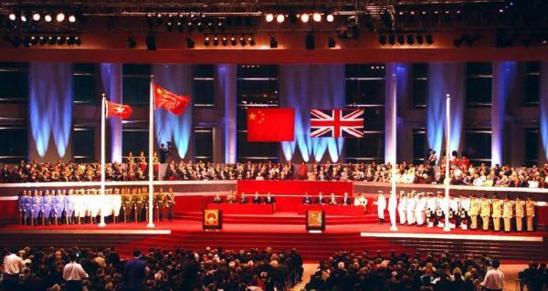 香港迴歸當晚，升旗手朱濤：鼻裡塞棉花，血往嘴裡吸