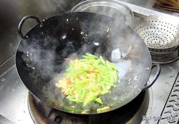 西芹炒雞蛋不要直接下鍋炒，多做這一步，清脆入味，熱量低更健康