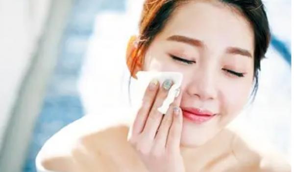 爽膚水應該用手塗還是用化妝棉擦？正確用法瞭解一下
