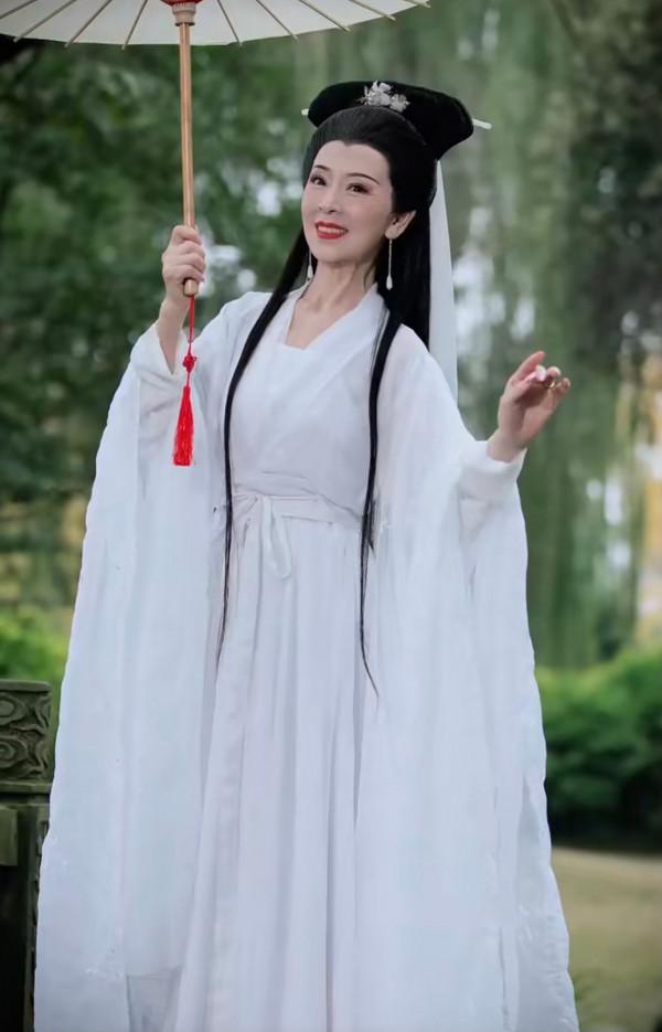 80歲奶奶仿妝“白娘子”，穿古風白裙身材纖細，氣質不輸趙雅芝