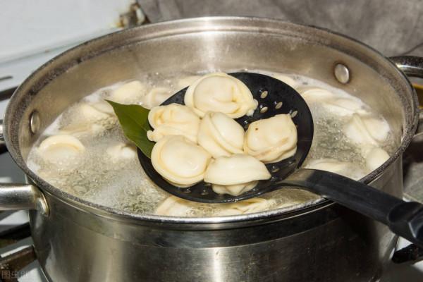 豬肉芹菜餡水餃的做法圖片步驟,怎麼做豬肉芹菜餡水餃好吃? 豬肉芹菜餡水餃的做法圖片步驟,怎麼做豬肉芹菜餡水餃好吃?