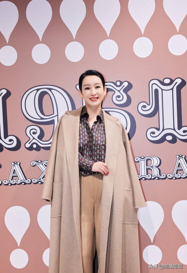 奔五的女人,儘量少穿“一身黑”!多穿這3種“顯白色”,真減齡 奔五的女人,儘量少穿“一身黑”!多穿這3種“顯白色”,真減齡