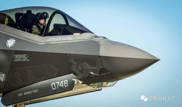美國F-22戰鬥機機翼下現神秘吊艙，可能為強化猛禽趟路？