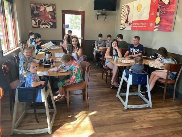 英國夫妻31年生下22個娃，現已有6個孫輩，晚年的快樂無法想象