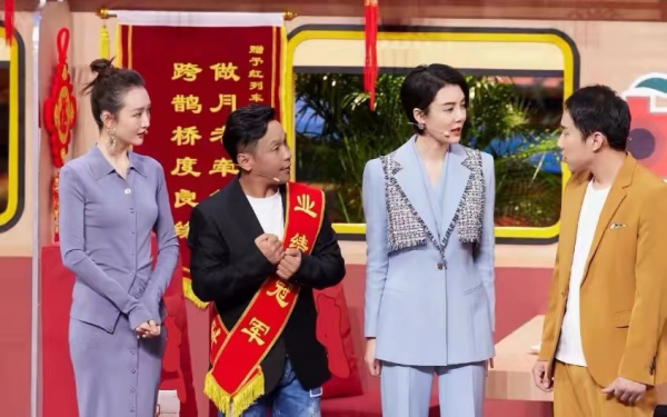 北京春晚：baby失策落下風，關曉彤長腿，難敵王鷗萬種風情