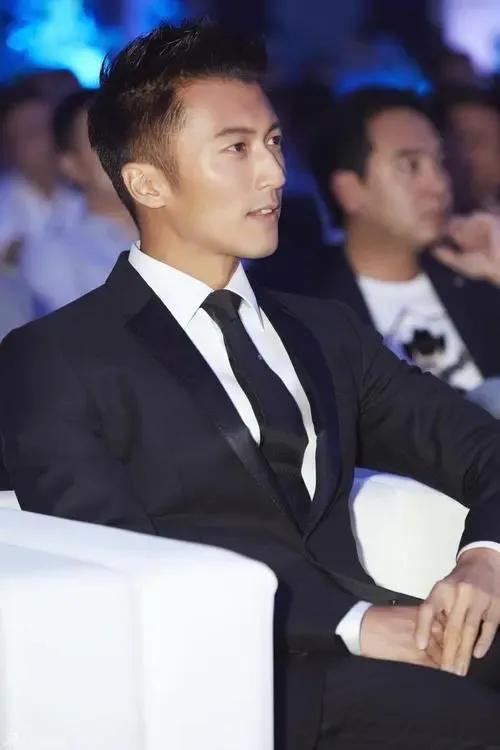 “不老男神”謝霆鋒，勇奪影帝，王菲肯定開香檳慶祝