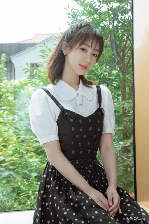 楊紫活動造型 黑白經典搭配烘托少女的俏皮靈動