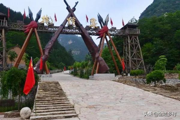 建在山頂上的景區，曾經的土匪窩，現在成為紅色景點和避暑勝地