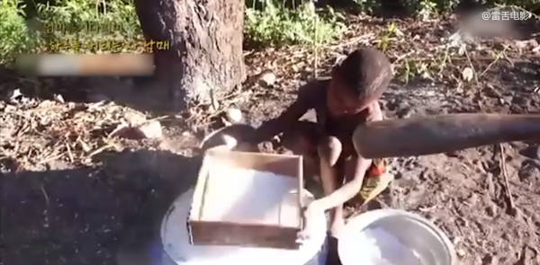 非洲姐弟被母親拋棄，家裡只剩一張破布，餓了只能吃野草！紀錄片