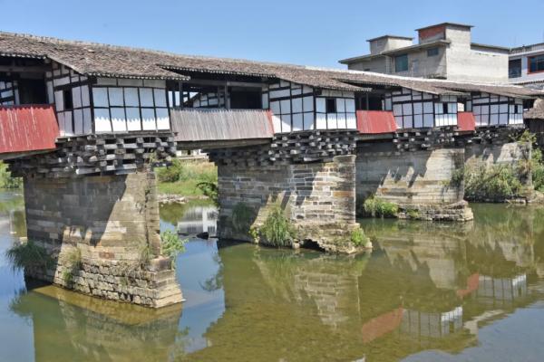 1400年曆史的古橋，藏在小鎮上，竟然還是中國古廊橋的孤例