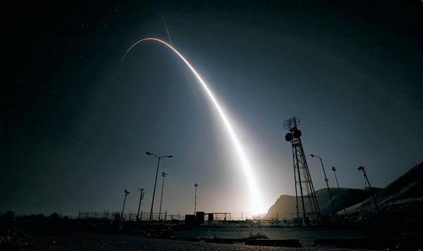 中國在太空軌道試驗，高超音速彈頭！玩成了軌道轟炸機？美國懵了