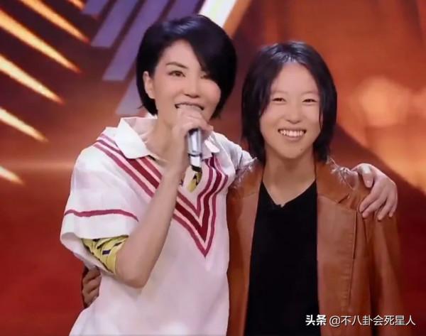 媽媽貌美如花，卻長得像爸的10位星二代，成龍子女都是大鼻子