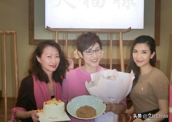 陳法蓉生日宴有多奢侈，穿粉色衛衣慶生，滿桌蟹肉加蟲草看流口水