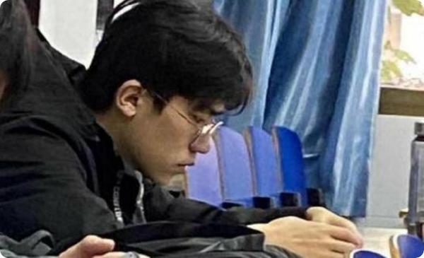 “四川步驚雲”爆紅！披斗篷、拿寶劍養雞，山寨明星成流量密碼？