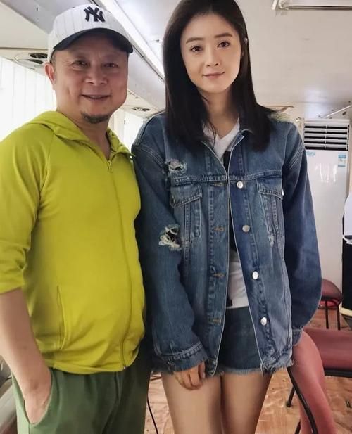 蔣欣穿衛衣胖的真實，典型的梨形身材，但臉小很漂亮而且不顯老