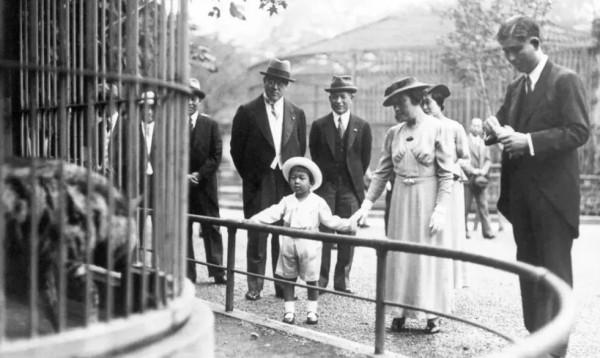 訪華、娶平民皇后、拒拜靖國神社，日本上皇傳奇的一生