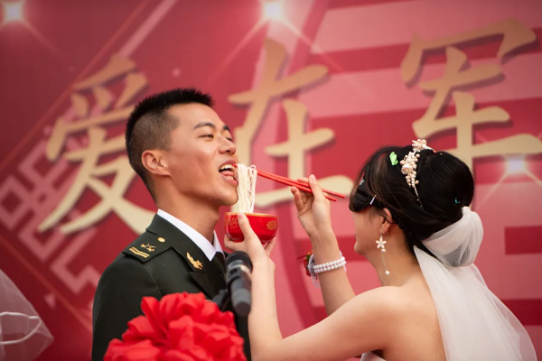 浪漫軍婚:軍車當婚車,嫁人就嫁軍隊好兒郎 浪漫軍婚:軍車當婚車,嫁人就嫁軍隊好兒郎