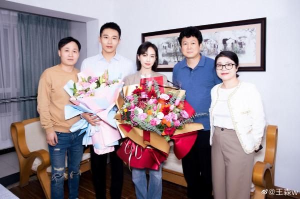 在《斛珠夫人》演楊冪哥哥，戲外卻比她小三歲，還和吳京演過戰狼