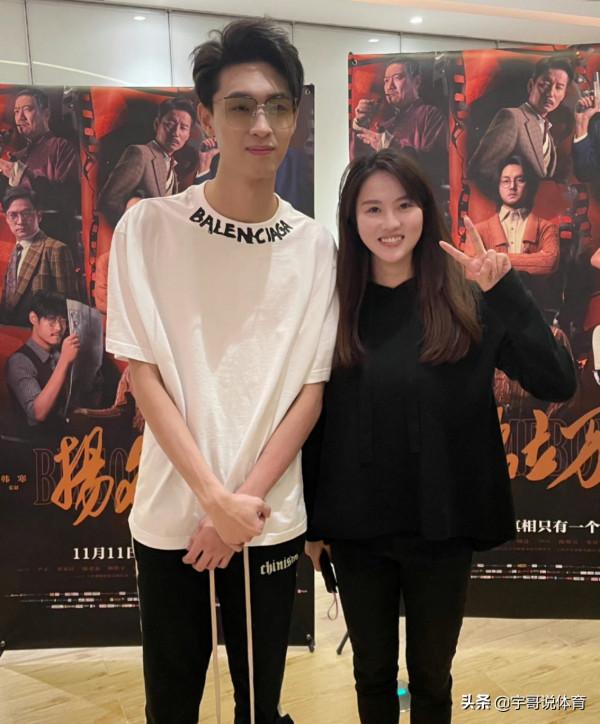 奧運5金王追星德雲弟子,與明星合影站C位,臉部嬰兒肥雙腿很纖細 奧運5金王追星德雲弟子,與明星合影站C位,臉部嬰兒肥雙腿很纖細