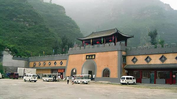 十渡最有名的必去景區，可以漂流、竹筏、爬山、玩水