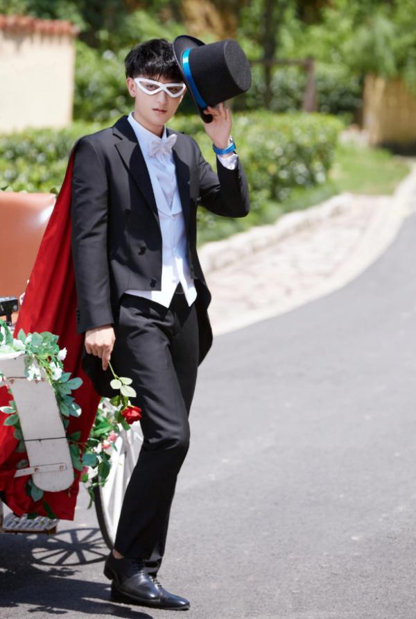 黃子韜曬休閒私服照,黑色衛衣搭配工裝短褲,天生的衣架子 黃子韜曬休閒私服照,黑色衛衣搭配工裝短褲,天生的衣架子