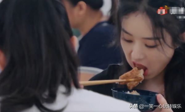 娛樂圈乾飯第一人!趙麗穎一口一片大肥肉!張碧晨看呆了 娛樂圈乾飯第一人!趙麗穎一口一片大肥肉!張碧晨看呆了