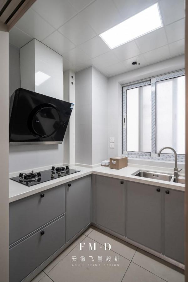 同樣是做U型廚房，她給側邊做掏空處理，塞進冰箱做最佳佈局