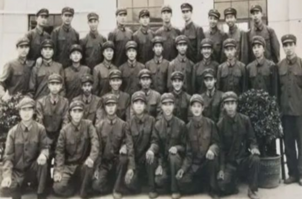 他在部隊養豬23年，只有小學文憑，卻受毛主席11次接見，他是誰？