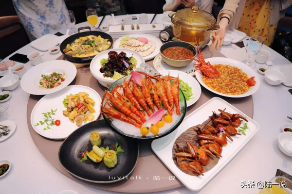 10人消費將近4000元，鮮松茸、大黃魚、羅氏蝦、私房牛肉都不錯