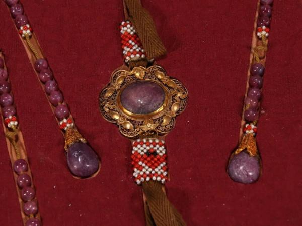 歡迎各位老師欣賞隨評～清代 宮廷風格碧璽朝珠一盤