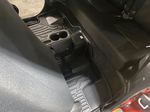 怪獸修車：翻新一輛二手的鈴木-吉姆尼，精心施工，再現完美