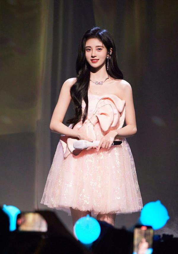 鞠婧禕現身芒果年貨節 粉色蝴蝶結娃娃裙典雅精緻