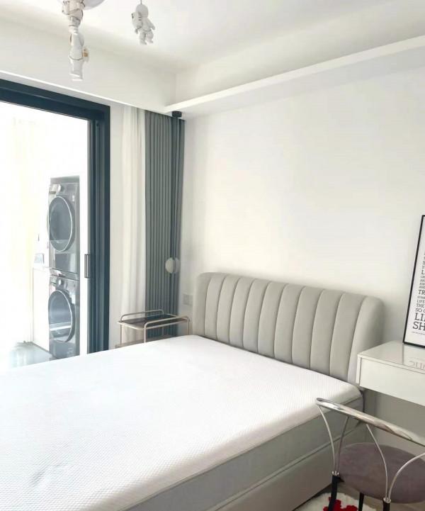 她家全屋大白牆，簡約又大方，電視牆做櫃子，飄窗改吧檯，真明智